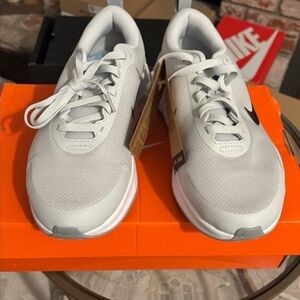 Women's Extra Wide Nike Promina Size 8